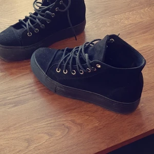 Sneakers - Svarta mocka sneakers från Nilssons. Galet fräcka enligt mig 😁, mina fötter har tydligen blivit större så dom är nu för små. Märkta 35, skulle säga att der är en liten sådan. Skorna är ganska tunga pga den tjocka sulan. Mycket fint skick.