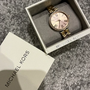 Ny Michael kors klocka - Helt ny oanvänd Michael kors klocka i rosé guld med små diamanter runt uret. Följer även med extra länkar så att själva bandet kan bli både större och mindre om man vill. 💛 låda medföljer! Nypris: 2199kr