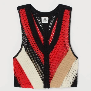 Stickad väst - Stickad väst från H&Ms studio collection. Endast använd 1 gång, mycket bra skick. Org pris: 599kr