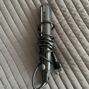 Plattång - Plattång från BaByliss, använd men i fint skick. Går till 200 grader, tvättar självklart av den innan jag postar!💕
