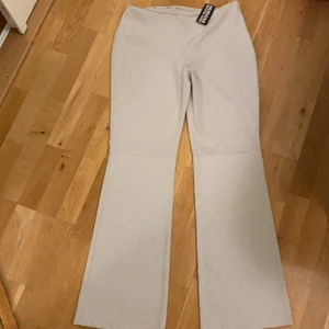 Byxor utsvängda - Beigea kostymaktiga byxor med flare från humana, säljer för att dom är för stora. Midjemåttet är 86 cm runt! 