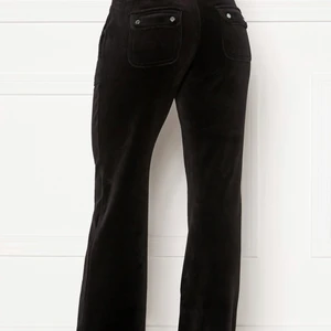 Juicy couture byxa svart - Säljer mina svarta juicy byxor som jag köpte på Jackie i stockholm, köpte dom för ungefär 2 månader sen så dom är ganska nya. Storlek S. 