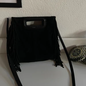Maje väska  - Superfin Maje väska som tyvärr inte kommer till användning längre. Den är sparsamt använd och har inga märken eller liknande. Bägge banden på bilderna medföljer samt dustbag. Köparen står för frakt😊 BUD: 1600kr