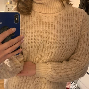 Mjuk Stickad tröja  - Jätteskön mjuk stickad tröja från Ginatricot. Storlek XS men jag skulle verkligen säga att den är S. Använd fåtal gånger pga har för många stickade tröjor. Fin modell i armarna.