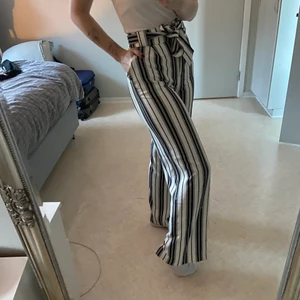 Randiga byxor HM - Byxor från H&m i Stl 32 men de är stor i storleken. Bandet går att ta av. Knappt använda, nyskick. 