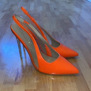 Oranga pumps från boohoo - Säljar dessa klackar från boohoo storlek 38 helt oanvända. Original pris 450