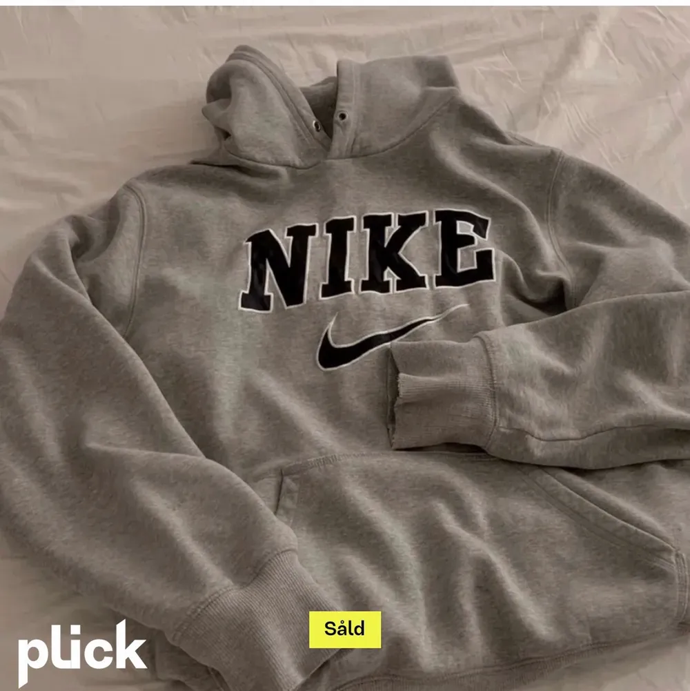 Jag söker Grå vintage Nike hoodie. Runt 400kr kan jag ge för den. Tröjor & Koftor.