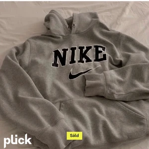 Söker  - Jag söker Grå vintage Nike hoodie. Runt 400kr kan jag ge för den