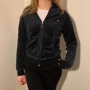 Velour ziphood! - Mörkblå ziphood i velour från Casall. Är broderad på ryggen (se bild 3). Jag är 170cm lång och har oftast S/36 i storlek.