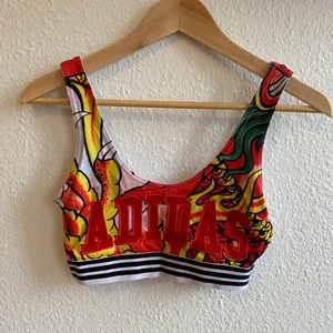 Sportig topp från Adidas, storlek 36.  - Sportig topp från adidas, tryck samt logo framtill. Storlek 36. Mycket gott skick. Finns i Malmö. 