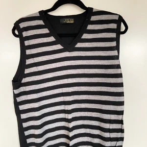 finstickad väst  - En finstickad väst från Zara i grå och svart <3 väligt snygg att ha för sig eller med t-shirt eller skjorta under! Sitter oversized på. 