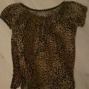 leopard topp  - supersnygg leopard topp som tyvärr inte kommer till mycket användning längre!!