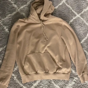 Beige hoodie - Jag säljer en beige hoodie som är ganska använd men inget slitage✨ 