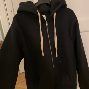 Zara zip hoodie - Säljer denna zip hoodie från zara då den aldrig har använts (prislapp sitter kvar)! Slutsåld på zara och finns inte kvar på hemsidan att köpa. Nypris 359. Storlek s och sitter lite oversized. Kom privat för fler bilder eller frågor!