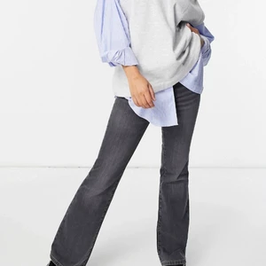 Lågmidjade jeans - Säljer mina lågmidjade gråa/urtvättad svarta jeans på grund av att de inte passar🥰