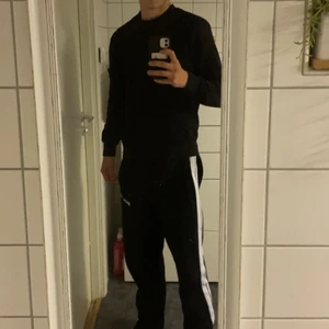 Stone island crewneck - Storlek Small! Mycket bra skick, använd med mycke hänsyn. Använd fåtal gånger därav fåtal tvättar. Märket är aldrig tvättat!