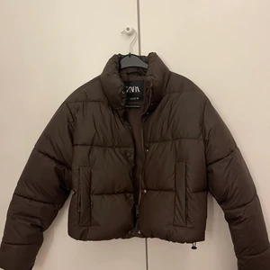 Zara puffer jacka - Säljer min zara jacka. Den är i helt nyskick och använd fåtal gånger. Nypris ca 600. Den är brun med ett tjockt material som går att torka av och den stöter bort vatten. Storlek Xs