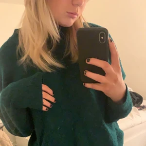 Stickad tröja - Super härlig tröja i mörkgrön, endast lite nopprig men superskön!❤️🙏🏼😍