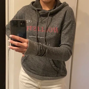 Hoodie - Vintage Hollister Hoodie. Jättemjukt och strechigt material. Den är i storlek S men passar även XS. Säljer för 150+frakt
