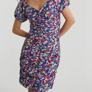 Sommar klänning - Blomning klänning från Gina tricot. Väldigt bra skick. Köpt för 379 kr