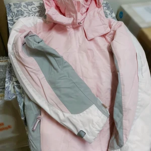 Skidjacka, jacka, vinterjacka  - Fin rosa vinterjacka/skidjacka  Mycket välbehållen, se bilder! Storlek 164   140 kr