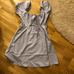 Lila klänning  - En lila klänning som jag aldrig kunnat använda för den är för stor.🙂