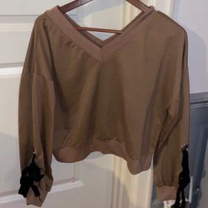 Sweatshirt med knytningar - Jätte fin sweatshirt med knytningar från shein knappt använd så i fint skick storlek S/M