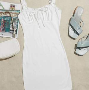 Tight vitt klänning från SHEIN! Köpte fel storlek så den är inte använd. Perfekt för en varm sommar då det är ett mjukt material och inte alls tjockt tyg:)