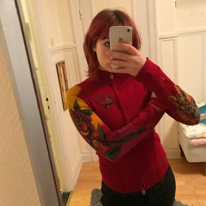 Ed hardy röd - Säljer en av mina favorittröjor från ed hardy då jag behöver pengar. Jättebra skick