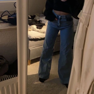 Jeans  - Säljer dessa skit snygga jeansen ifrån NAKD🤎 sitter så fint!FRAKTEN INGÅR INTE🤎kolla in de andra i min profil🤎