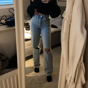 Jeans  - Säljer dessa fina blå jeans ifrån Ginatricot💙perfect jeand!FRAKTEN INGÅR INTE💙är i storlek 32 men passar ändå mig som är 34-36💙