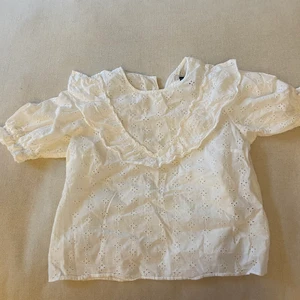 Blus - Säljer denna jättesöta blus från hm! Säljer då den är lite för liten för mig! 