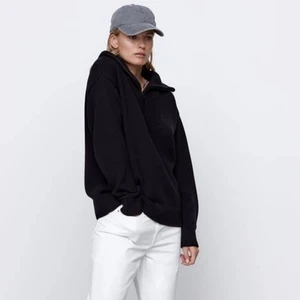 Stickad tröja med dragkedja - Marinblå superfin stickad tröja från zara. Ganska tjock och jätteskönt material. Slutsåld och finns inte kvar på hemsidan. Använd 1/2 gånger och den ser precis likadant ut som när jag köpte den. 💗💗