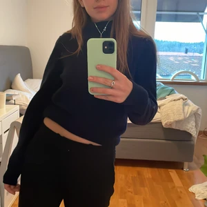 Kashmirtröja - En så snygg stickad tröja i Kashmir och ull. Mörkblå polo i mycket bra skick ifrån Massimo Dutti 💫