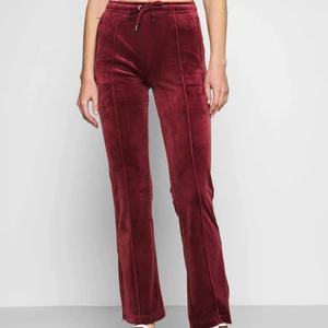 Röda Juicy Couture Tina trackpants - Säljer billigt pga hål på baksidan men det går säkert att sy ihop! Förutom hålet är dom i bra skick, nypris 779kr 💖