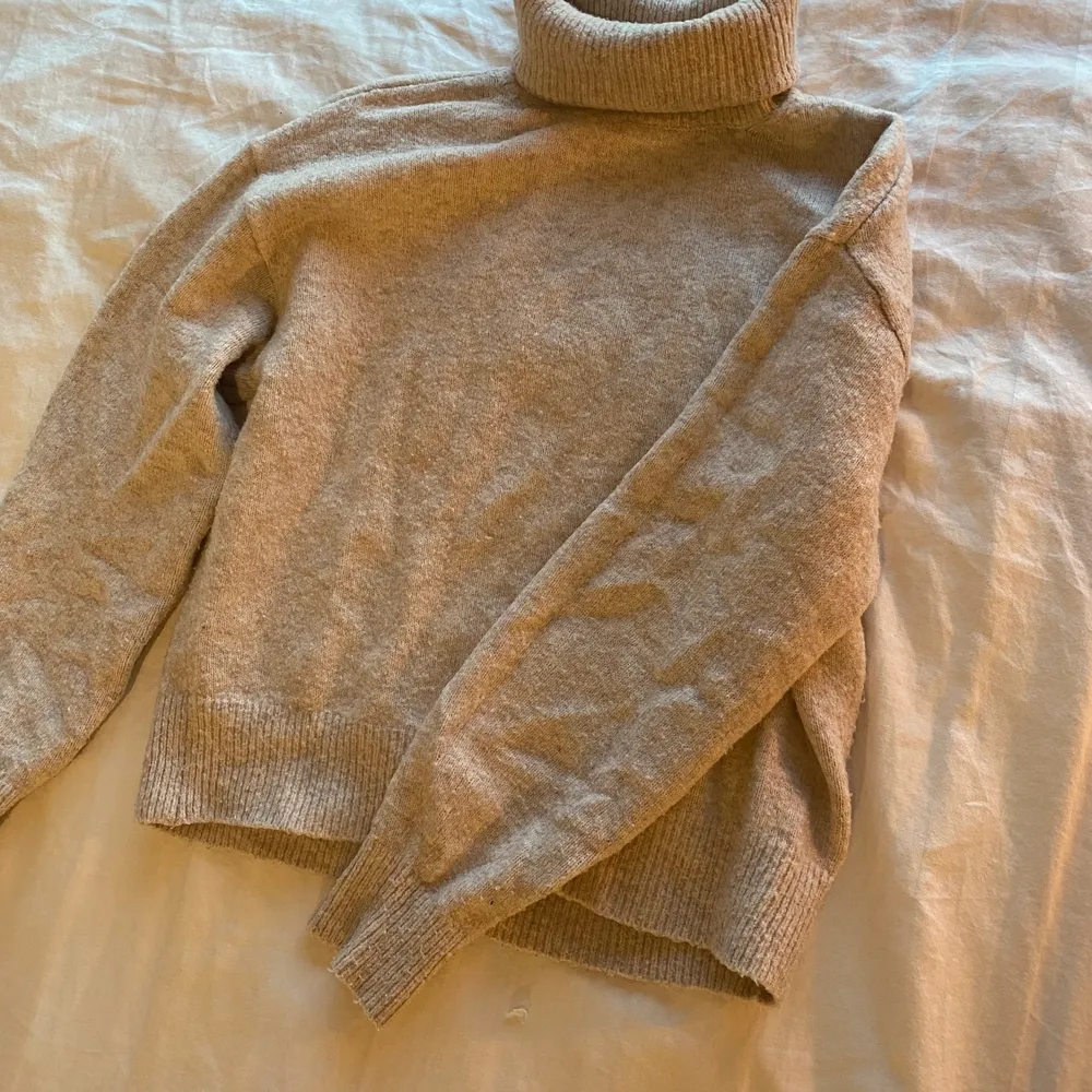 Jättemysig beige stickad tröja från HM, kommer inte till användning längre! 💕🤩                              Storlek XS . Tröjor & Koftor.