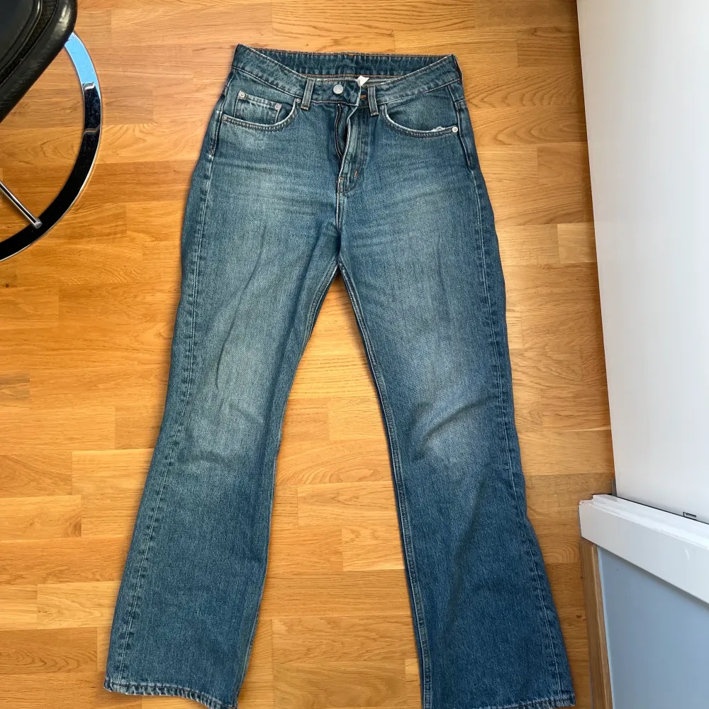 Jättesnygga jeans från Weekday, i modellen Mile. Sitter så snyggt, men är tyvärr lite för små på mig. I gott skick. . Jeans & Byxor.