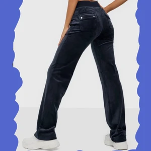 Juicy Couture byxor  - Marinblåa juicy couture byxor, helt oanvända❤️ säljes pga att det är försent att returnera och har ångrat mig! ‼️LÄGGS UT IGEN PGA OSERIÖSA KÖPARE‼️ Skriv till mig privat vid intresse eller frågor💞💞💞