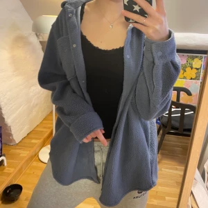 Blå teddy overshirt - Snygg blå teddy ’jacka’ från weekday, aldrig använt 💙