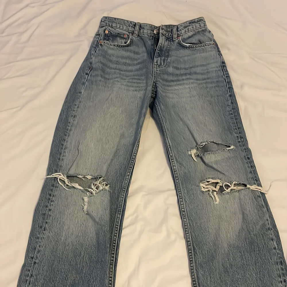 Populära 90s highwaisted jeans från Gina tricot som är slutsålda på hemsidan. Storlek 34. Jeans & Byxor.