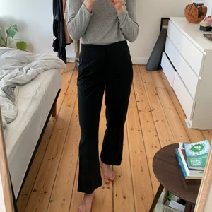 Habitbukser i str. 34, sort  - Bukser i let kvalitet. De er skræddersyede og passer en str 34/36. Har et virkelig flot fald og egner sig til det meste.