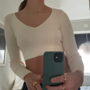 Kort off-white topp storlek S - En helt ny aldrig använd topp i något tjockare matrial från stradivarius köpt på Asos, super fin och söt till sommaren passar till det mesta, säljer pågrund av för liten då jag är s/m i vanliga fall, toppen är mer som en xs/s