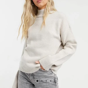 Stickad tröja Bershka - Beige stickad tröja från Bershka (frakt tillkommer🤍)