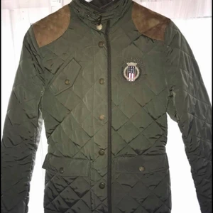 Lexington jockelyn jacka grön -  Säljer min Lexington jacka i storlek Small, köpte den för 2999 i butiken , den är använt kanske endast en gång , det är som ny! Den är tyvärr liten för mig och nu har den hängt i garderoben utan användning.