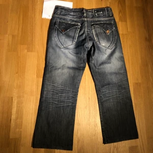 Helix byxor - Helix byxor för sälj :) jättefina:) pssar baggy och snyggt med skor på :) gör ont men ja måste sälja de för e för små :( kom med bud <3 de passar för 183 och under.