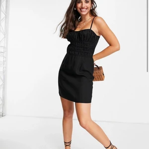 Svart klänning  - En snygg klänning från Asos i storlek 36. Helt oanvänd, prislapp finns kvar  