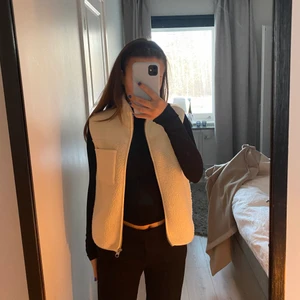 Teddyväst - Vit teddyväst från Pieces!! Inte alls använd många gånger och ser ut att vara i nyskick❤️‍🔥 Köpt för 400kr & Frakt tillkommer