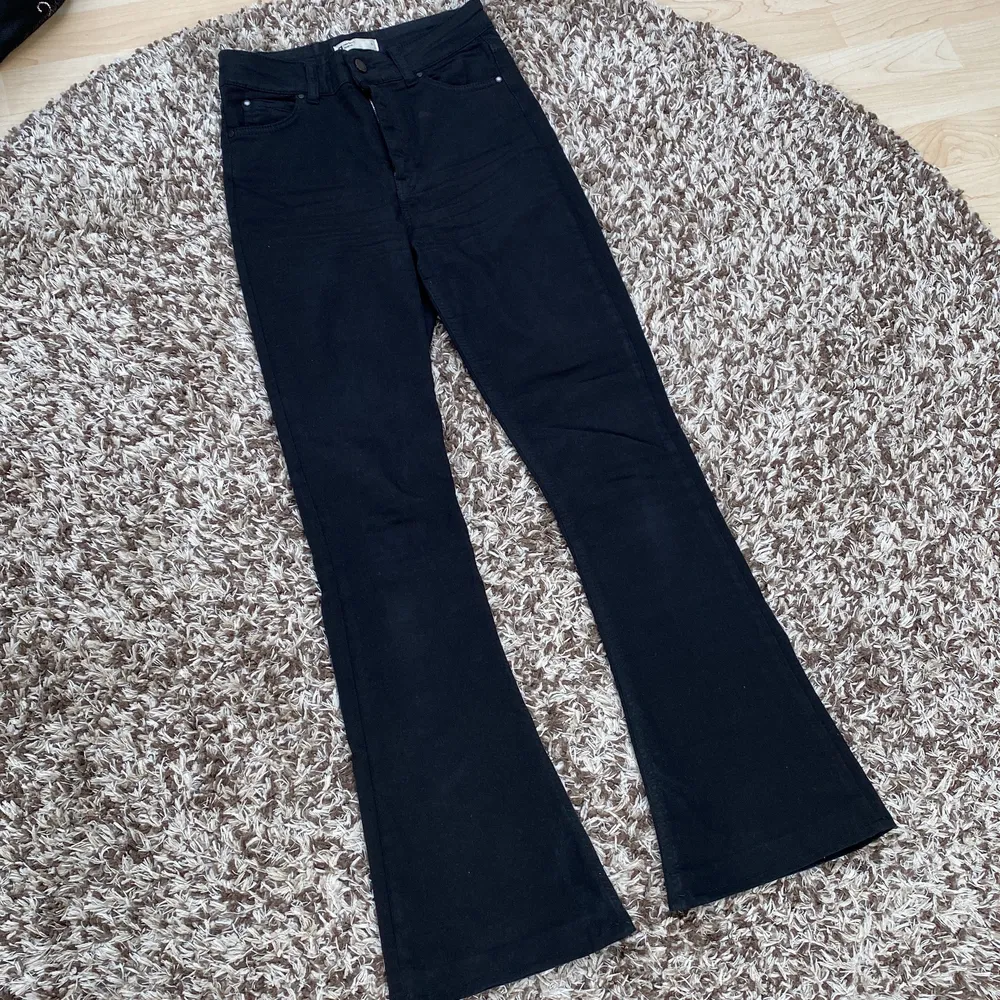Svarta bootcut jeans från Ginatricot, passar för den som är s/m med för att dom e så pass stretchiga, för långa för mig som är 152 cm . Jeans & Byxor.