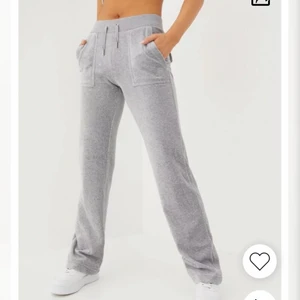 Juciy byxor  - Säljer mina as snygga juicy byxor då jag vill köpa ett par nya ni. Inga större skador och används sparsamt. Storleken är XS Och för mig som är 1,57 går jag på dem en ganska bra bit som passar upp  till 168