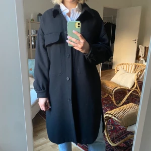 Svart kappa - Något oversized kappa från Zara med lite puffärm. Fint skick, storlek S.